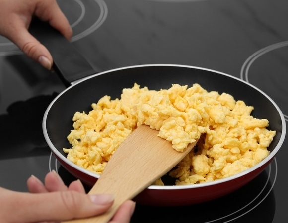 Вот кулинарный промах, из-за которого яичница-болтунья становится резиновой: лучший способ испортить продукт