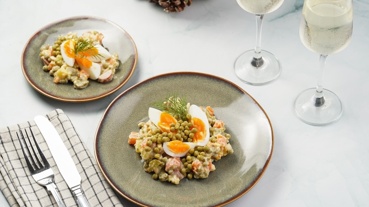 Диетолог назвала безопасный объем оливье и шампанского на Новый год — меньше, чем мы привыкли