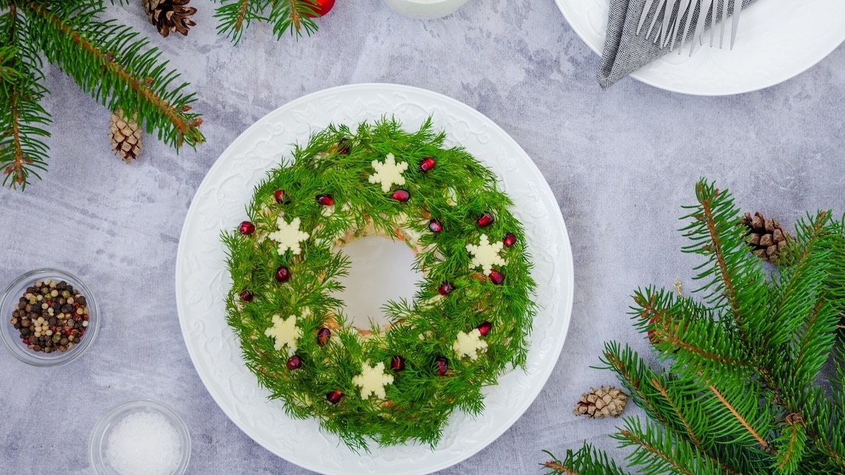 Салат "Венок"— елка на праздничном столе: только пахнет не хвоей, а чесночком: делимся рецептом Салат "Венок"— елка на праздничном столе: только пахнет не хвоей, а чесночком: делимся рецептом