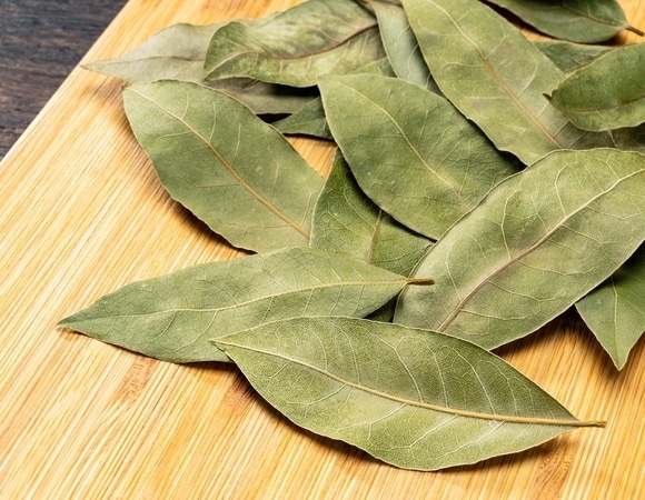 Из-за лаврового листа россиянка попала в больницу: вот почему его нужно извлекать из блюд