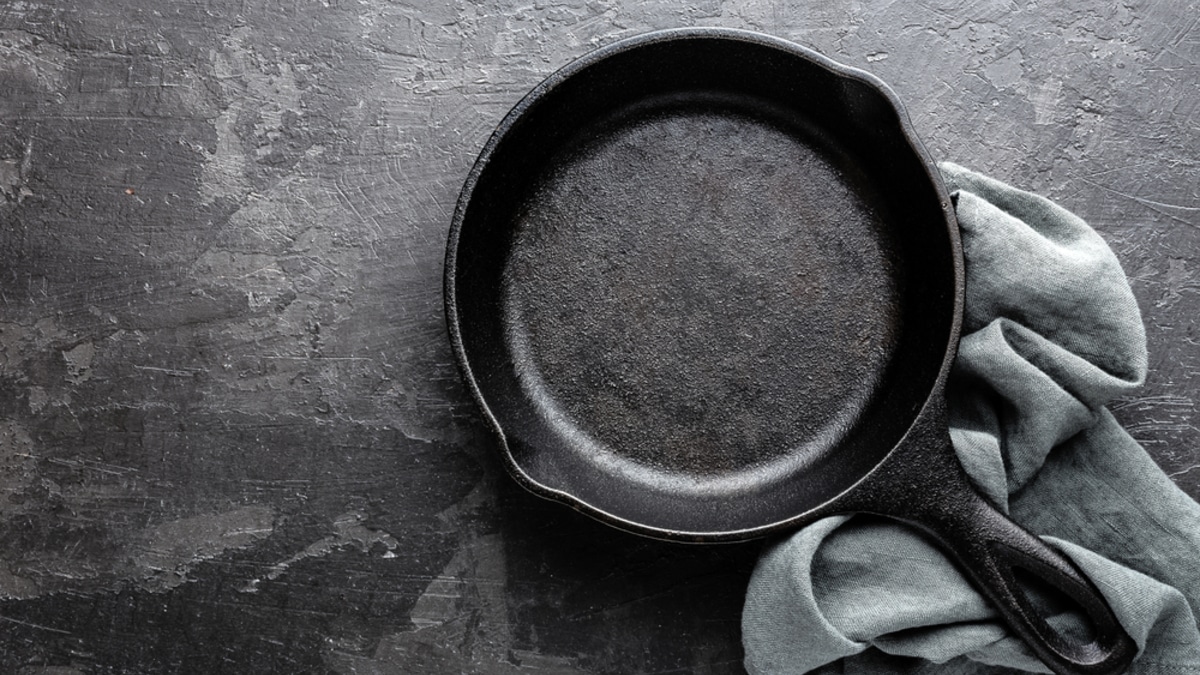 Что приготовить на новой чугунной сковороде, а каких продуктов в первое время лучше избегать?