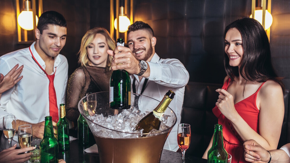 Ошибка, которая испортит ваше игристое: что никогда нельзя делать с шипучими винами