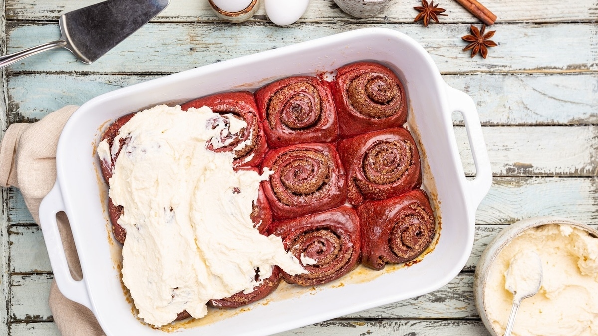 Блогеры делают "синнабоны образца 2026" — пекут "Красный бархат" с корицей: вот рецепт