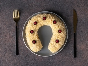 Подкова на счастье: собрали сет из 3 символичных блюд для новогоднего стола — от мясного до сладкого