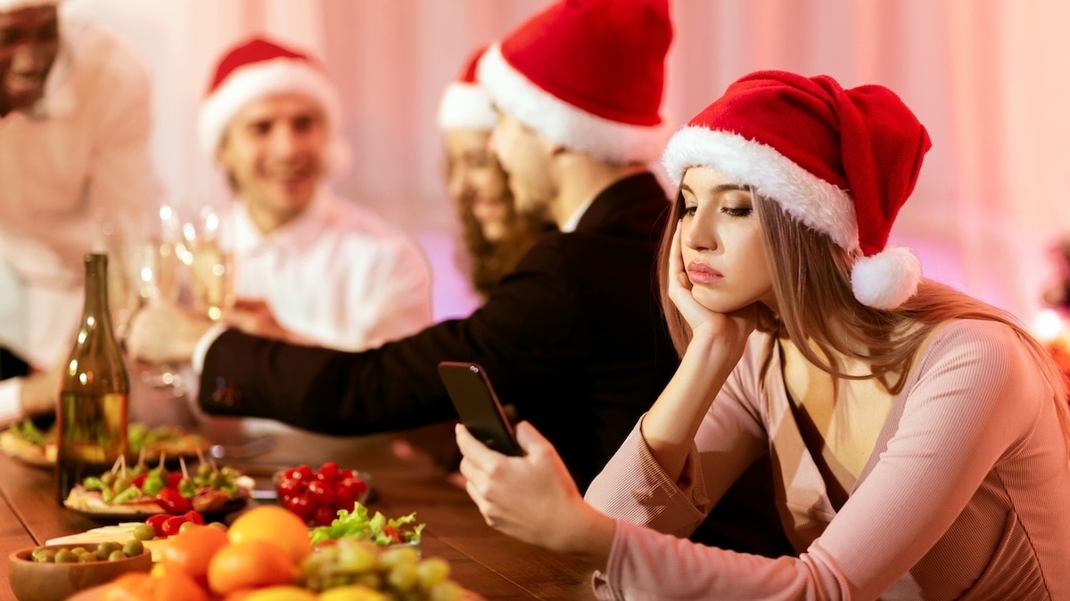 "Тема близка и интересна": как вести себя за новогодним столом в незнакомой компании "Тема близка и интересна": как вести себя за новогодним столом в незнакомой компании
