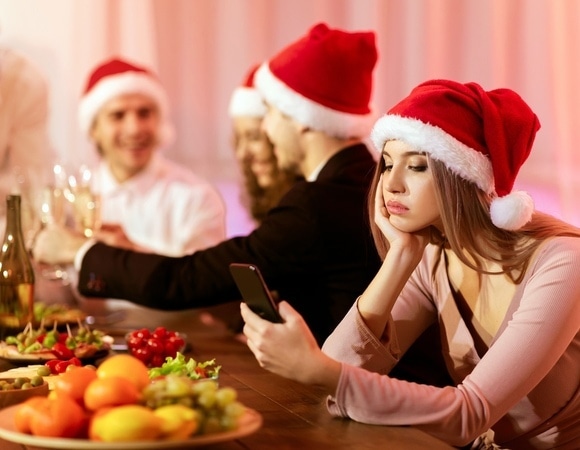 "Тема близка и интересна": как вести себя за новогодним столом в незнакомой компании