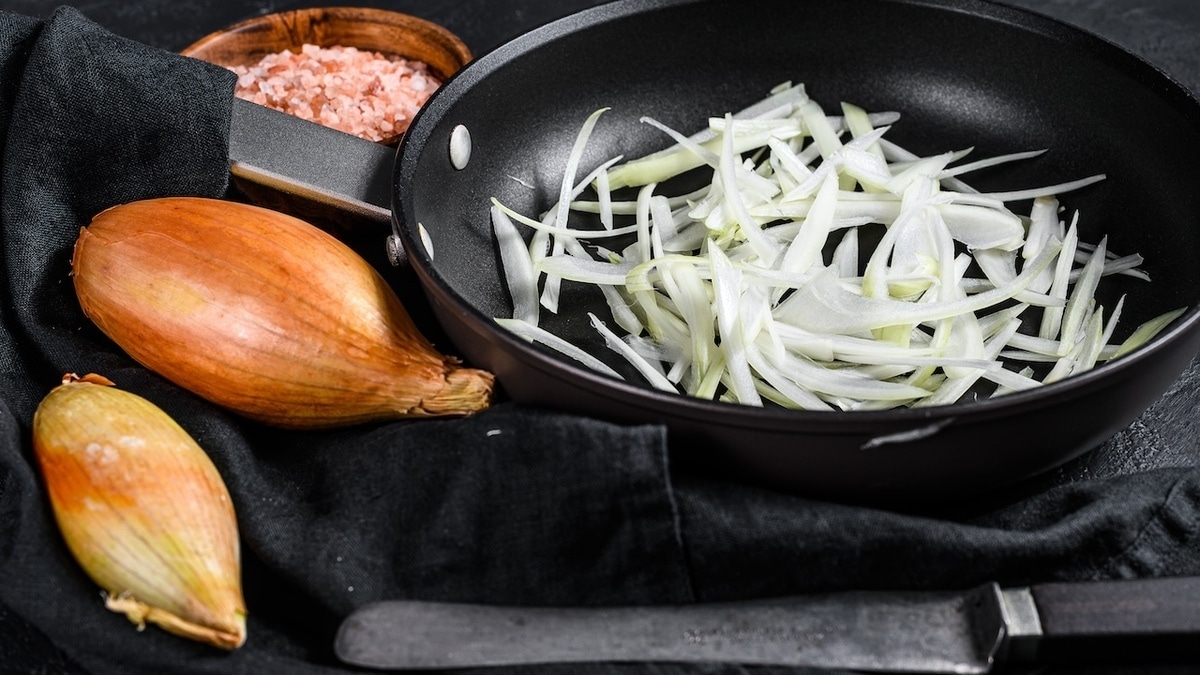 Сделаем вид, что его нет: шеф-повар Беседин ответил, можно ли "замаскировать" лук в блюдах Сделаем вид, что его нет: шеф-повар Беседин ответил, можно ли "замаскировать" лук в блюдах