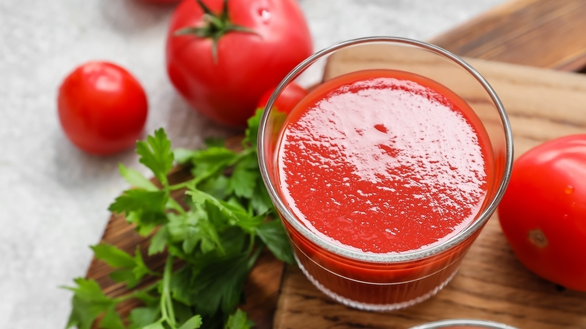 Какой томатный сок полезнее — из свежих помидоров или из пасты? 