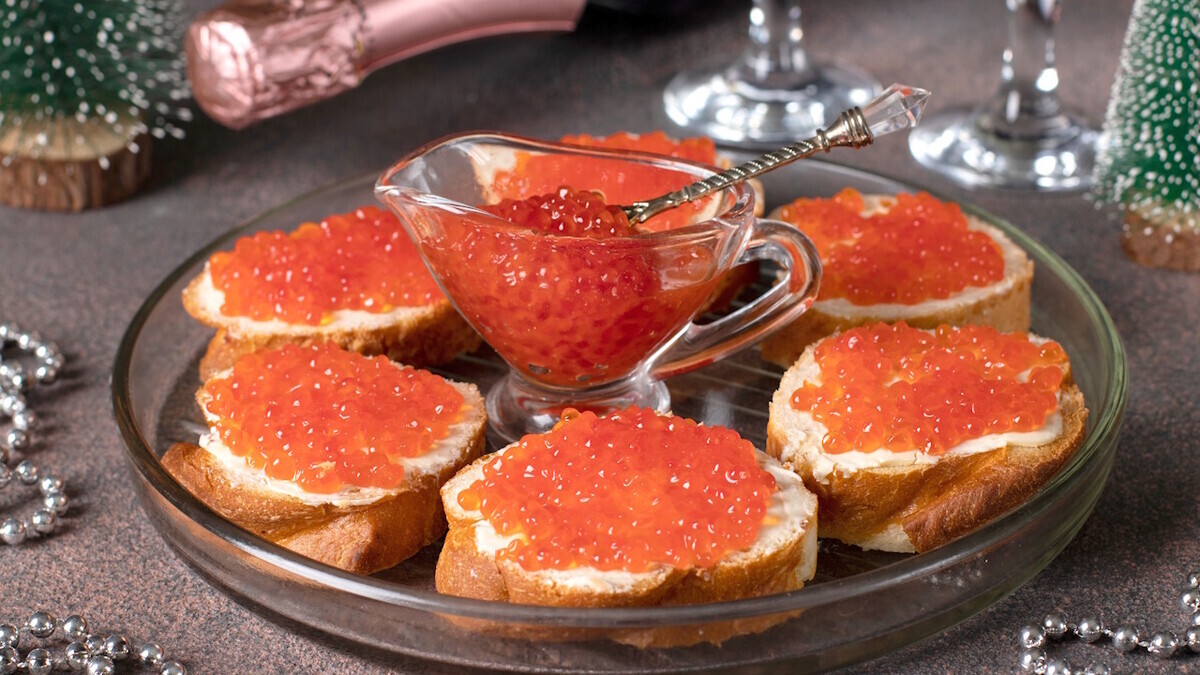 Сколько бутербродов с икрой можно съесть за раз? Диетолог раскрыла, где проходит "красная линия"