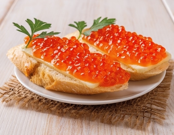 Сколько бутербродов с икрой можно съесть за раз? Диетолог раскрыла, где проходит "красная линия"