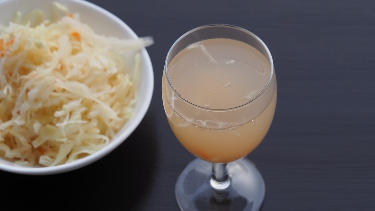 Диетолог предложила поставить на новогодний стол рассол, орехи и зелень — зачем?