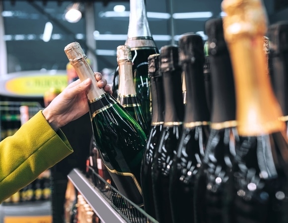 Эксперты посчитали, сколько россияне потратят на алкоголь к Новому 2026 году