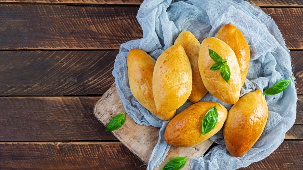 Объясняем разницу между выпечкой на сковороде и в духовке — хрустящая корочка против воздушной текстуры