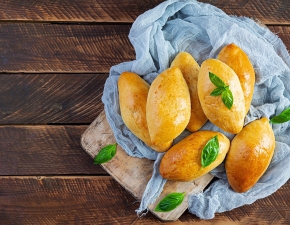 Объясняем разницу между выпечкой на сковороде и в духовке — хрустящая корочка против воздушной текстуры