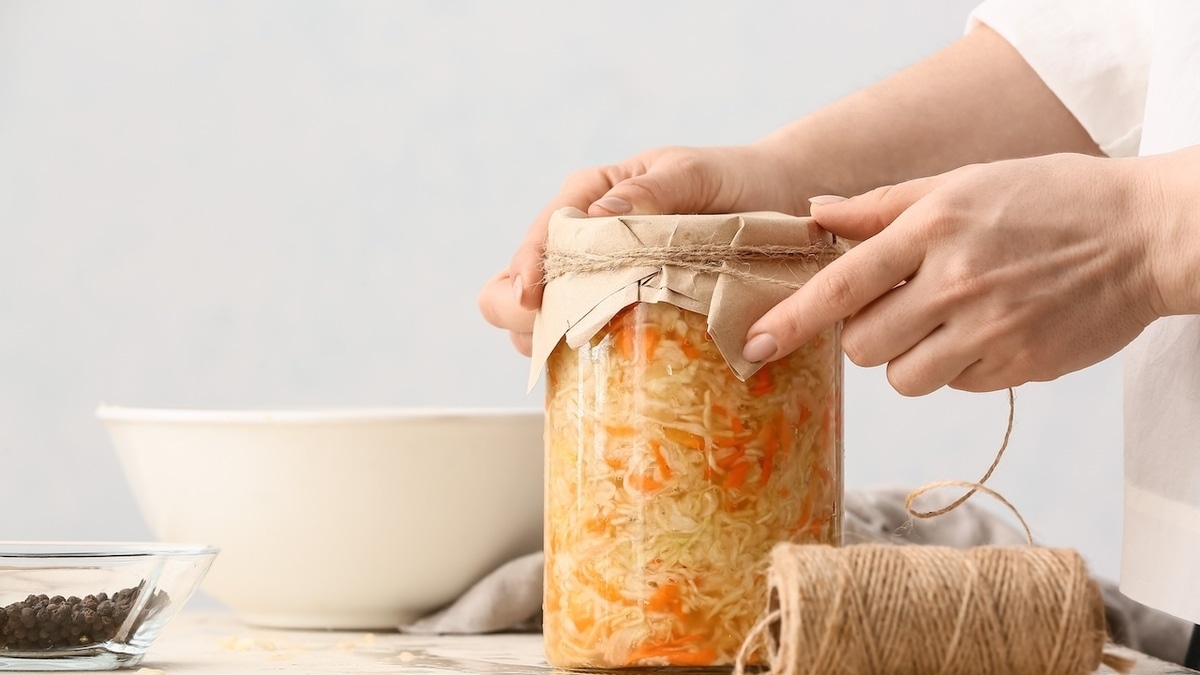 Квашеную капусту можно есть до весны: стало известно, как и в чем хранить заготовку 