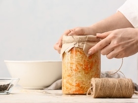 Квашеную капусту можно есть до весны: стало известно, как и в чем хранить заготовку