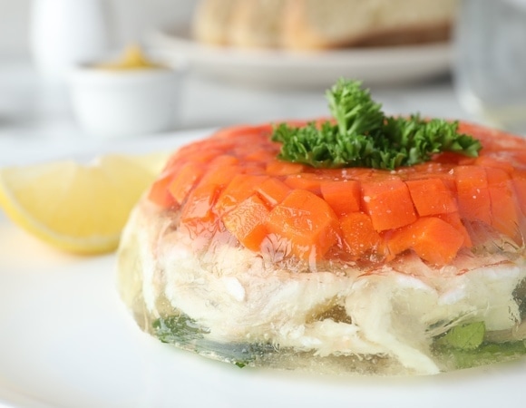 Нельзя добавлять в холодец! Шеф-повар озвучил ошибки, из-за которых бульон мутнеет, горчит и быстро портится