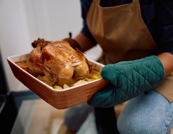 Когда начинать готовить новогодний стол, чтобы не устать к ночи? Шеф-повар помог распределить обязанности 