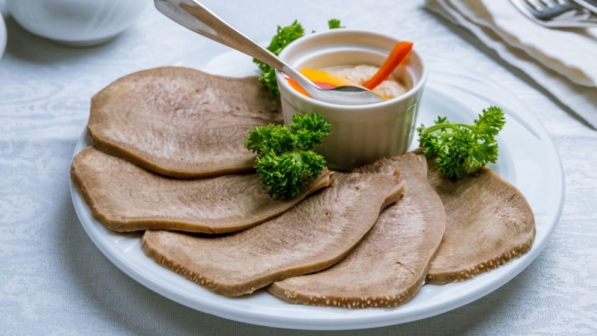 Идеален для новогоднего стола: как выбрать язык, рассказали эксперты программы "О самом главном"