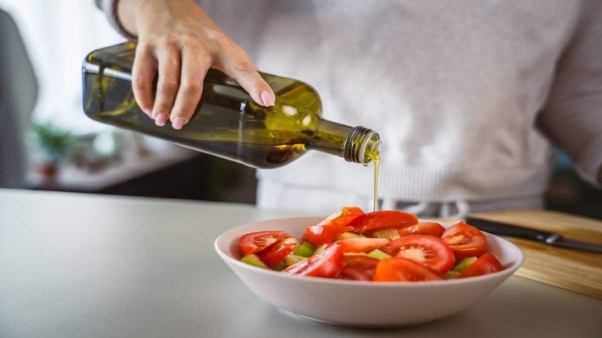 Как хранить салаты, заправленные маслом — убирать или доедать?