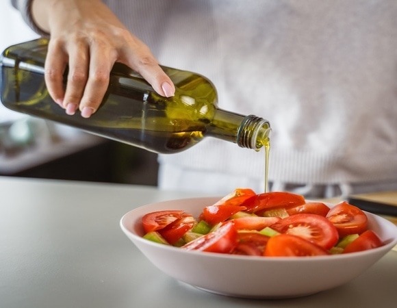 Как хранить салаты, заправленные маслом — убирать или доедать?