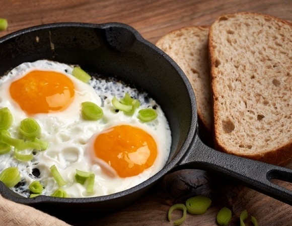 Яичницу не узнаете — замените этот ингредиент и получите завтрак с французским флером