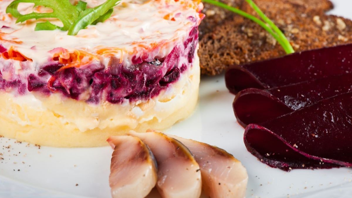 Чем полезна селедка под шубой: вопреки стереотипам "королева новогоднего стола" не только вкусна 