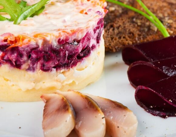 Чем полезна селедка под шубой: вопреки стереотипам "королева новогоднего стола" не только вкусна 