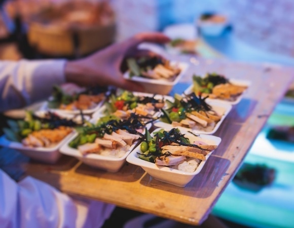 Под вопросом, под запретом: россиянам сказали, что не стоит есть на корпоративе