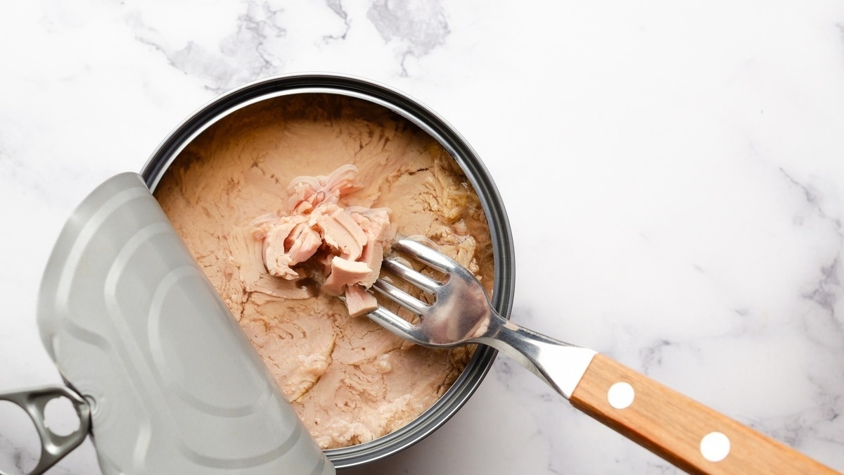 Какой ингредиент превращает рыбные консервы в опасный продукт, объяснила диетолог