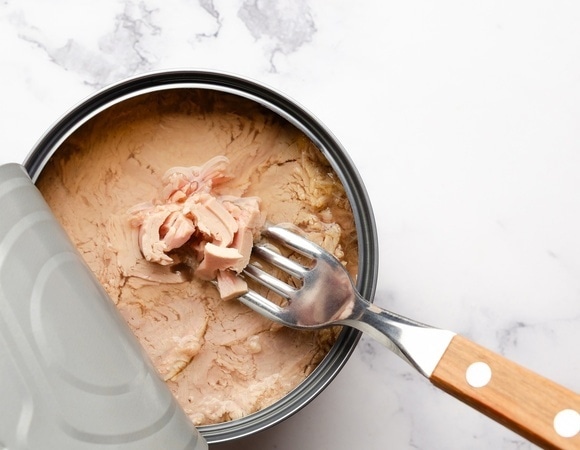 Какой ингредиент превращает рыбные консервы в опасный продукт, объяснила диетолог