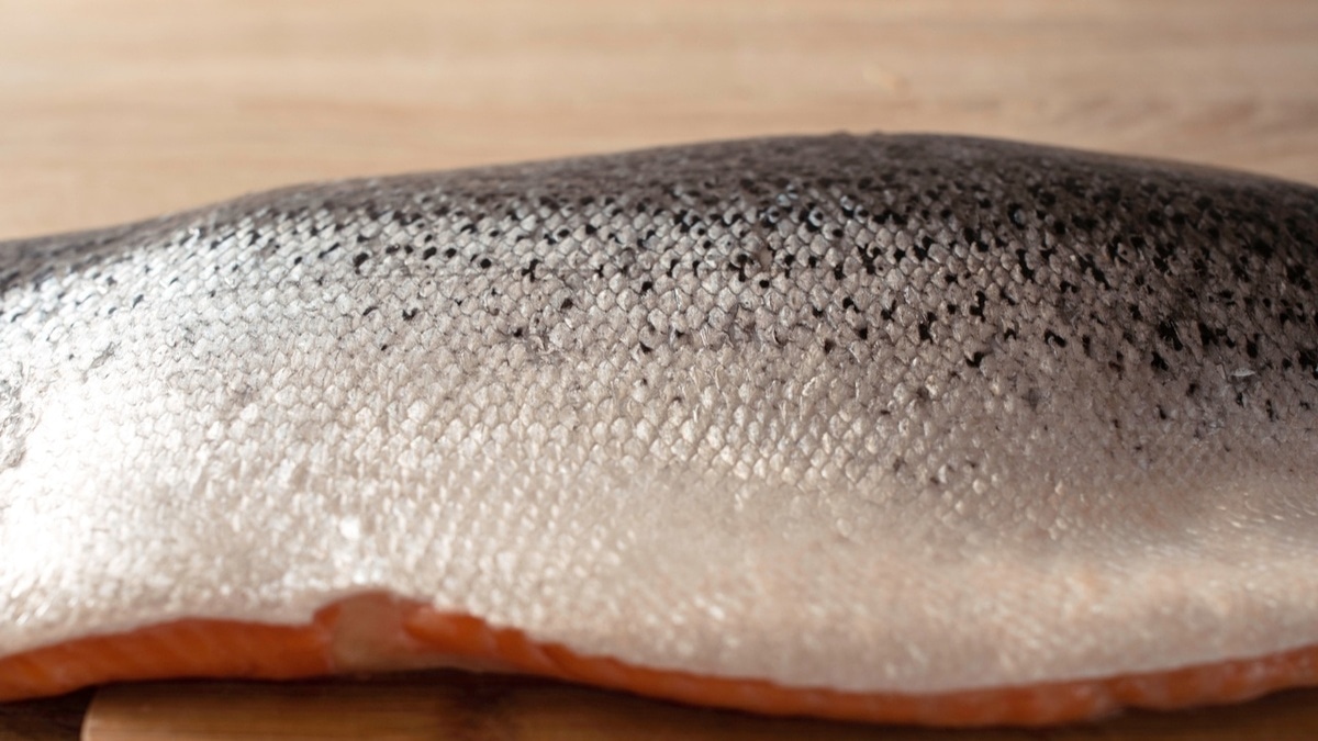 Как снять кожу с лосося за 15 секунд — один прием шеф-поваров моментально упрощает приготовление рыбы 