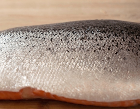 Как снять кожу с лосося за 15 секунд — один прием шеф-поваров моментально упрощает приготовление рыбы