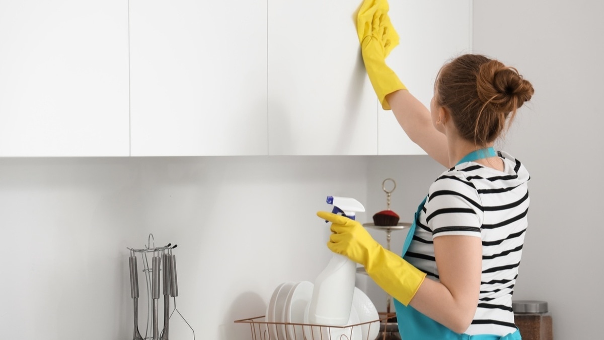 Эксперты по уборке предлагают протирать кухонные шкафы растительным маслом: зачем? 