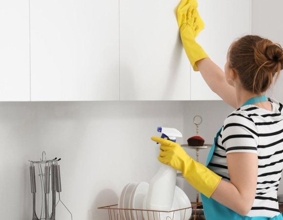 Эксперты по уборке предлагают протирать кухонные шкафы растительным маслом: зачем? 