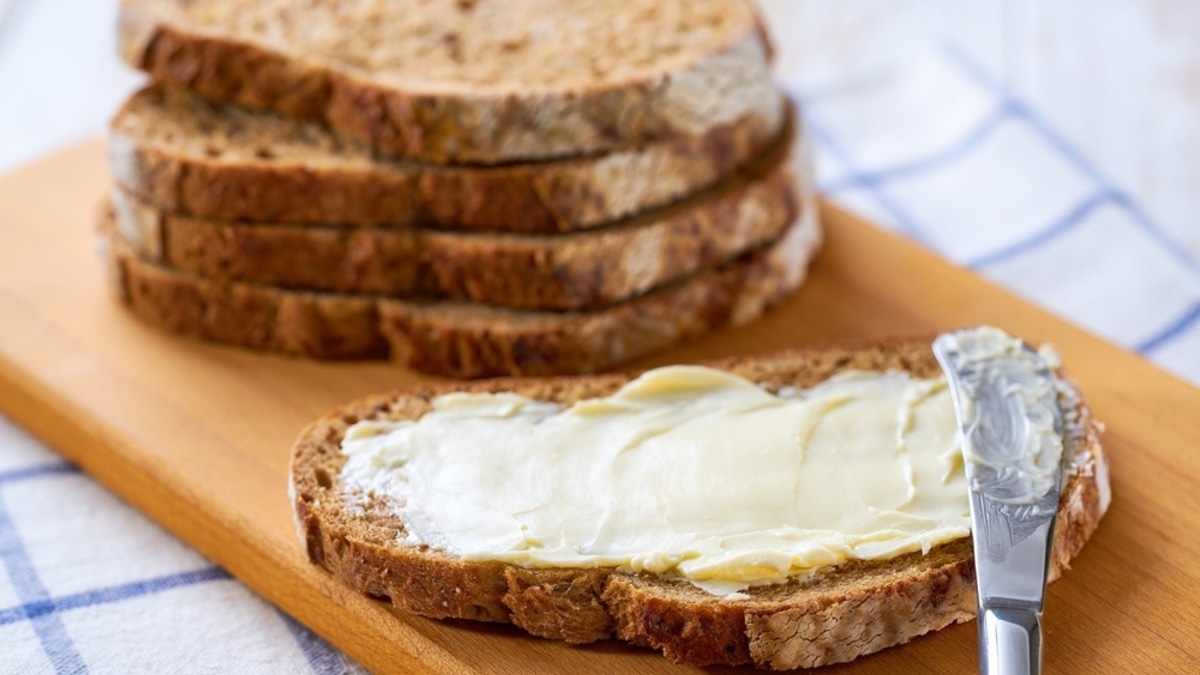 Можно ли считать хлеб с маслом полноценным завтраком — нутрициолог оценила его свойства