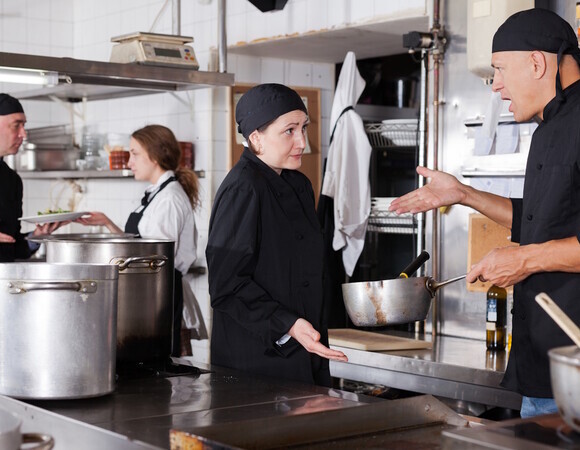 "Да, бывает именно так": шеф-повар Алексей Беседин рассказал, что в фильмах о профессиональной кухне правда, а что — выдумка