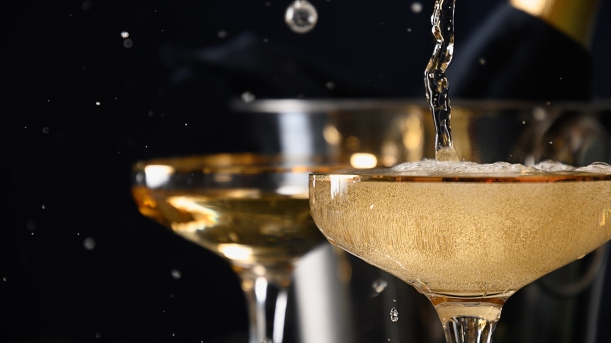 Масло, лимон и "стартовая рюмка": врач объяснила, реально ли подготовить организм к приему алкоголя 