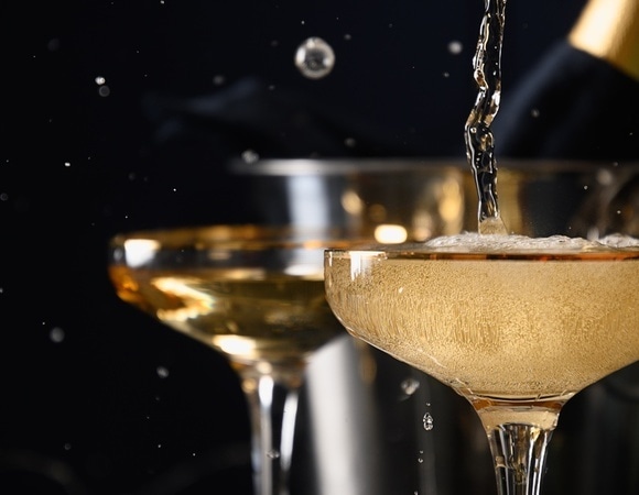 Масло, лимон и "стартовая рюмка": врач объяснила, реально ли подготовить организм к приему алкоголя 