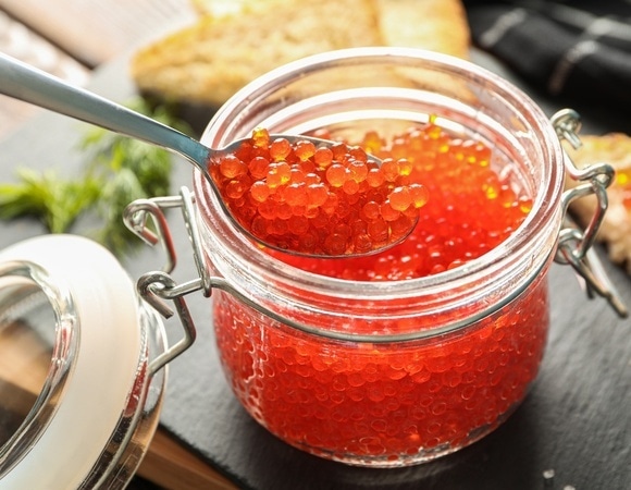 Как отличить настоящую красную икру от имитации всего за минуту — доктор Малышева раскрыла секрет 