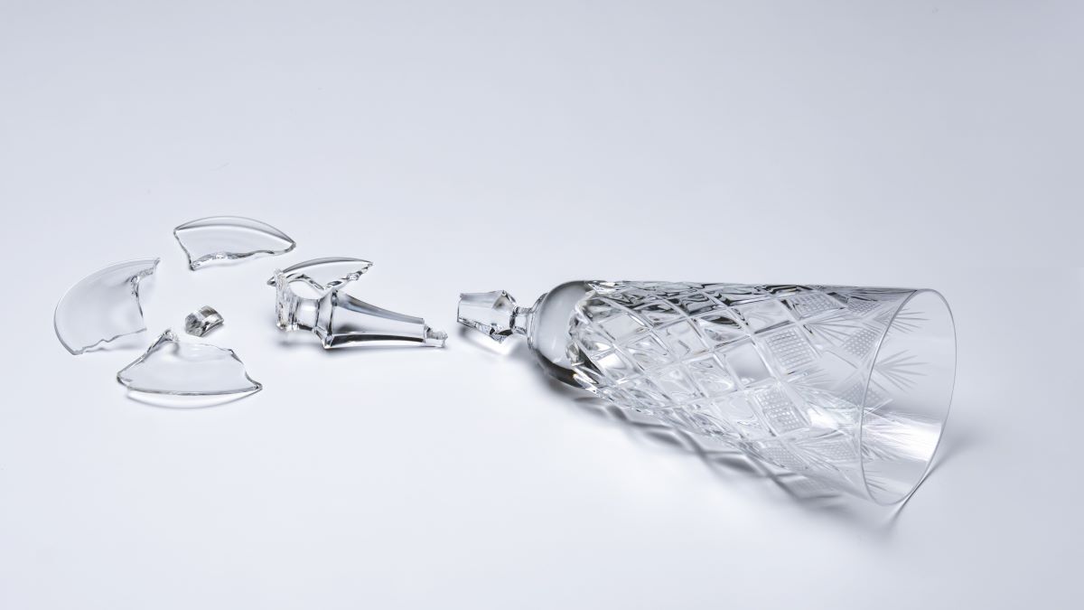 Лайфхак, как эффективно собрать осколки и не пораниться: хлеб всему голова и здесь