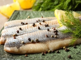 Кому стоит отказаться от селедки и чем заменить популярную закуску на праздники — совет диетолога