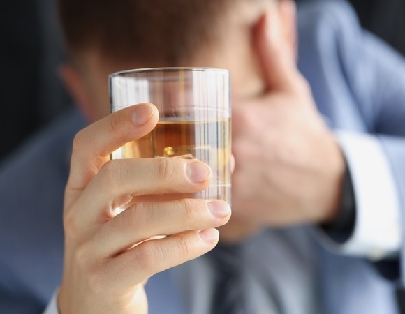 Утро без похмелья: как восстановиться самостоятельно, а когда нужна помощь врача — ответил нарколог