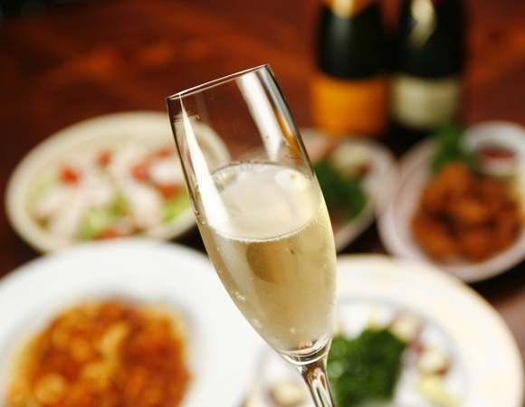 Если шампанское, то не любое: гастроэнтеролог объяснил, с чем нельзя сочетать оливье на Новый год 