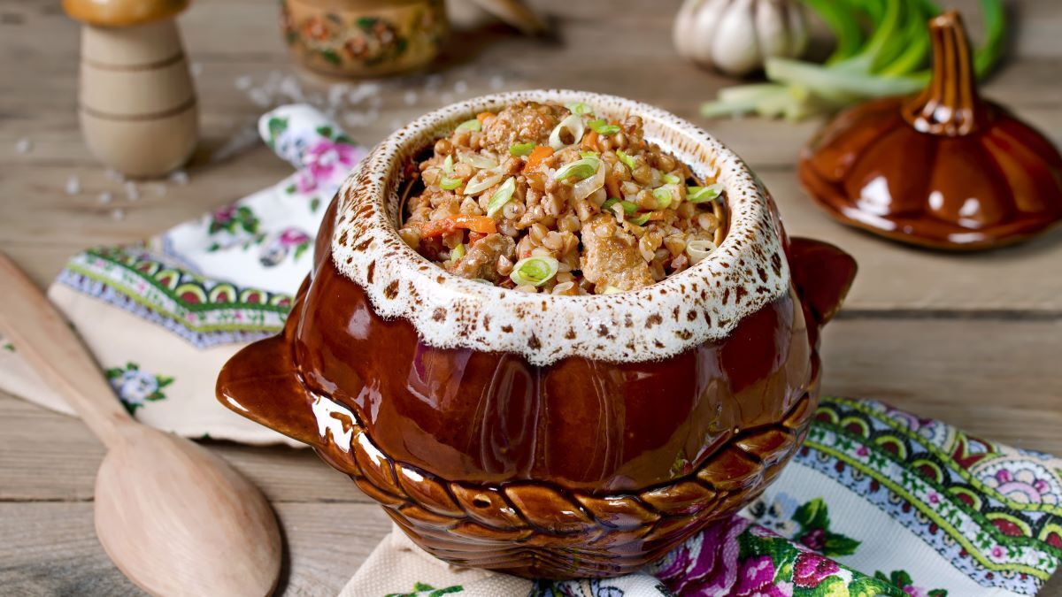 Горячее в горшочках с приятным карамельным вкусом: понадобится неожиданный ингредиент