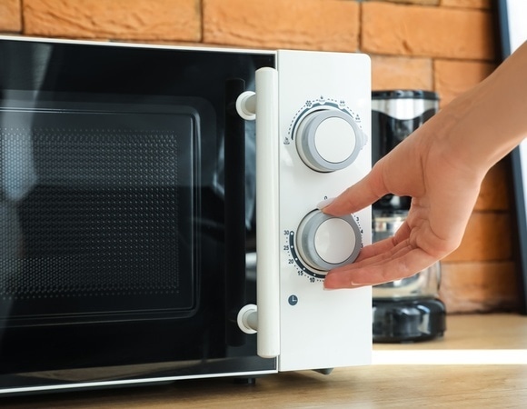 Почему микроволновку советуют отключать от сети — дело не только в экономии, говорят эксперты