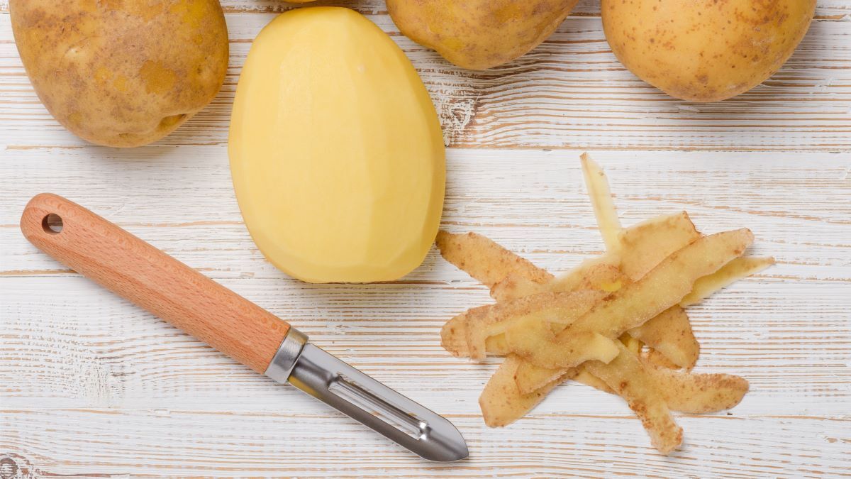 Лайфхак, как быстро почистить овощи: и пальцы целы, и весь день на рутину не потрачен