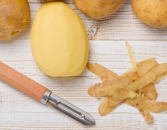 Лайфхак, как быстро почистить овощи: и пальцы целы, и весь день на рутину не потрачен