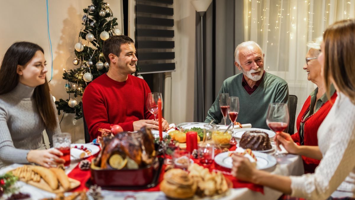 Сделайте это перед застольем, и вечеринка не приведет к скачкам сахара и неприятным последствиям — диетологи
