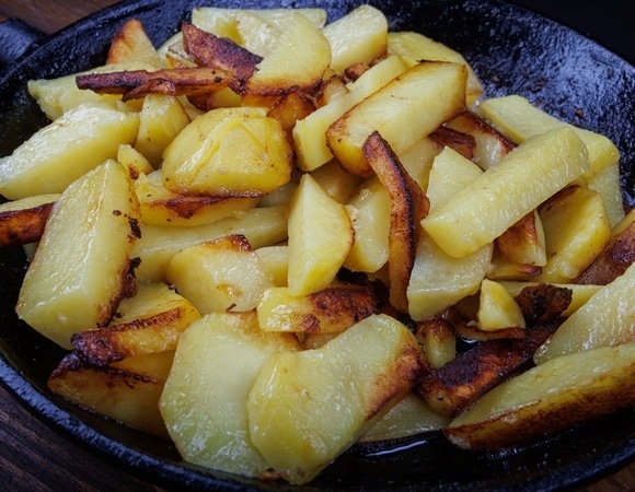 Стало известно, почему нельзя хранить готовую еду в чугунной посуде